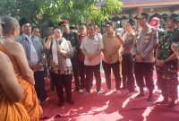 Rombongan Bhikkhu Thudong disambut masyarakat dan aparat lintas agama di Masjid Jami Al Falah Genuksari, Semarang, Minggu, 24 Mei 2026. (Foto Dok Ho/RadarBangsa.co.id)