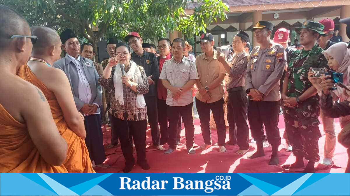 Rombongan Bhikkhu Thudong disambut masyarakat dan aparat lintas agama di Masjid Jami Al Falah Genuksari, Semarang, Minggu, 24 Mei 2026. (Foto Dok Ho/RadarBangsa.co.id)
