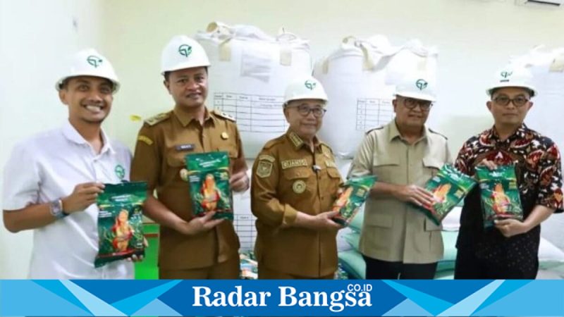 Bupati Blitar bersama TPID memantau stok pangan di Gudang Bulog Blitar, Senin, 4 Mei 2026. (Foto Dok Ho/RadarBangsa.co.id)