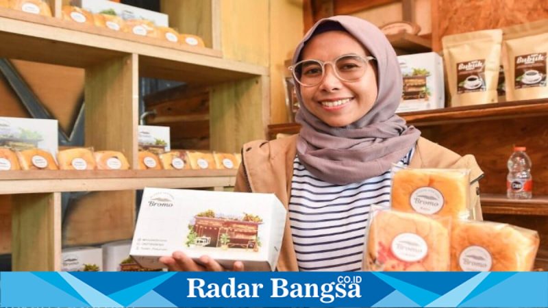 Pelaku UMKM menunjukkan proses pembuatan Bluder Kentang Bromo di Desa Tosari, Kamis, 6 Mei 2026. (Foto Dok Ho/RadarBangsa.co.id)