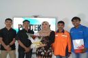 Mahasiswa penerima KIP Kuliah Polteksi menyerahkan buket mawar kepada Anggota DPD RI Lia Istifhama di Gresik, Senin (5/5/2026). (Foto Dok Ho/RadarBangsa.co.id)