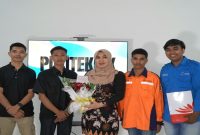 Mahasiswa penerima KIP Kuliah Polteksi menyerahkan buket mawar kepada Anggota DPD RI Lia Istifhama di Gresik, Senin (5/5/2026). (Foto Dok Ho/RadarBangsa.co.id)
