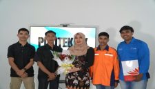 Mahasiswa penerima KIP Kuliah Polteksi menyerahkan buket mawar kepada Anggota DPD RI Lia Istifhama di Gresik, Senin (5/5/2026). (Foto Dok Ho/RadarBangsa.co.id)