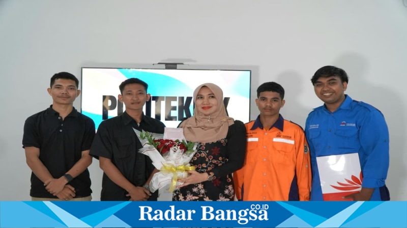 Mahasiswa penerima KIP Kuliah Polteksi menyerahkan buket mawar kepada Anggota DPD RI Lia Istifhama di Gresik, Senin (5/5/2026). (Foto Dok Ho/RadarBangsa.co.id)