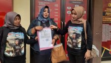 Wali murid atlet muda didampingi GM FKPPI Jember saat melapor ke Polres Jember, Senin (5/5/2026). (Foto Dok Ho/RadarBangsa.co.id)