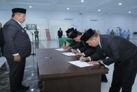 Taufik Zainal Abidin melantik pejabat pimpinan tinggi pratama di Aula Melati Kabupaten Asahan, Jumat (8/5/2026). (Foto Dok Ho/RadarBangsa.co.id)