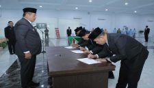 Taufik Zainal Abidin melantik pejabat pimpinan tinggi pratama di Aula Melati Kabupaten Asahan, Jumat (8/5/2026). (Foto Dok Ho/RadarBangsa.co.id)