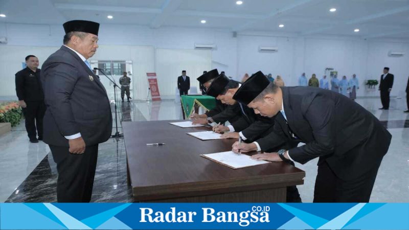 Taufik Zainal Abidin melantik pejabat pimpinan tinggi pratama di Aula Melati Kabupaten Asahan, Jumat (8/5/2026). (Foto Dok Ho/RadarBangsa.co.id)