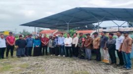 Bupati Bangkalan Lukman Hakim meninjau pembenihan bibit lele di Balai Benih Kelurahan Tunjung, Kamis, 30 April 2026. (Foto Dok Ho/RadarBangsa.co.id)