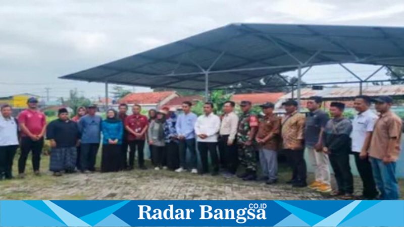 Bupati Bangkalan Lukman Hakim meninjau pembenihan bibit lele di Balai Benih Kelurahan Tunjung, Kamis, 30 April 2026. (Foto Dok Ho/RadarBangsa.co.id)