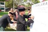 Bupati Bangkalan Lukman Hakim saat penandatanganan deklarasi PPDB usai memimpin upacara Hardiknas 2026 di halaman Pemkab Bangkalan, Senin (4/5) (Foto Dok Ho/RadarBangsa.co.id).