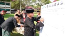 Bupati Bangkalan Lukman Hakim saat penandatanganan deklarasi PPDB usai memimpin upacara Hardiknas 2026 di halaman Pemkab Bangkalan, Senin (4/5) (Foto Dok Ho/RadarBangsa.co.id).