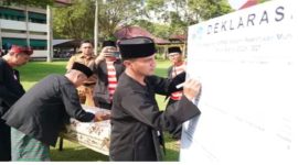 Bupati Bangkalan Lukman Hakim saat penandatanganan deklarasi PPDB usai memimpin upacara Hardiknas 2026 di halaman Pemkab Bangkalan, Senin (4/5) (Foto Dok Ho/RadarBangsa.co.id).