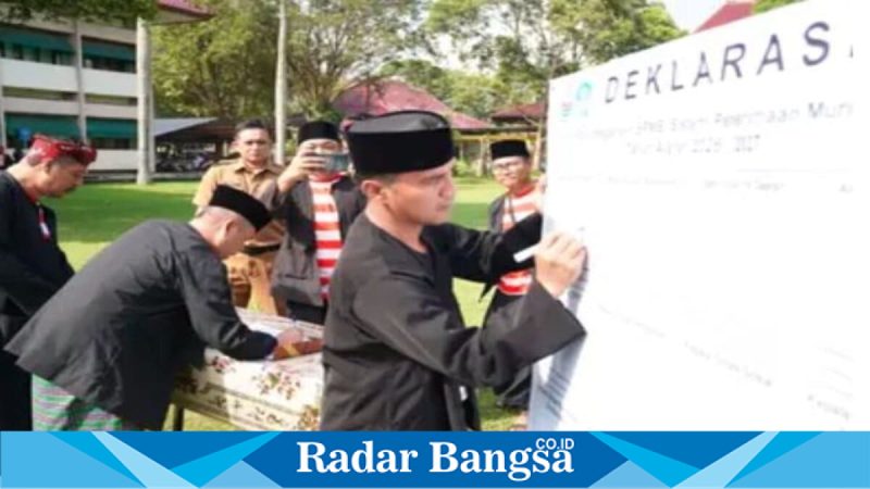 Bupati Bangkalan Lukman Hakim saat penandatanganan deklarasi PPDB usai memimpin upacara Hardiknas 2026 di halaman Pemkab Bangkalan, Senin (4/5) (Foto Dok Ho/RadarBangsa.co.id).