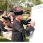 Bupati Bangkalan Lukman Hakim saat penandatanganan deklarasi PPDB usai memimpin upacara Hardiknas 2026 di halaman Pemkab Bangkalan, Senin (4/5) (Foto Dok Ho/RadarBangsa.co.id).
