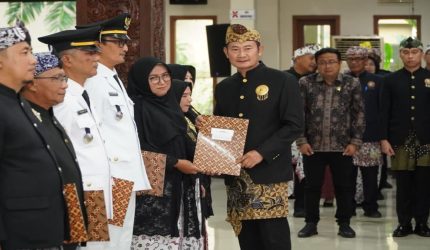 Bupati Lamongan Yuhronur Efendi melantik 34 pejabat di Pendopo Lokatantra untuk penguatan layanan publik