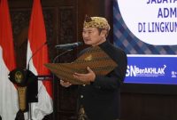 Bupati Lamongan Yuhronur Efendi saat melantik 34 pejabat di Pendopo Lokatantra. (Foto Dok Ho/RadarBangsa.co.id – Selasa, 5 Mei 2026)