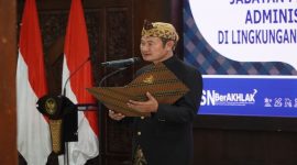 Bupati Lamongan Yuhronur Efendi saat melantik 34 pejabat di Pendopo Lokatantra. (Foto Dok Ho/RadarBangsa.co.id – Selasa, 5 Mei 2026)