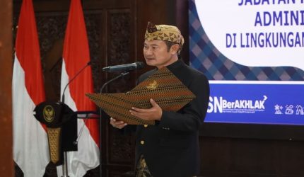 Bupati Lamongan Yuhronur Efendi melantik 34 pejabat di Pendopo Lokatantra, Selasa 5 Mei 2026.