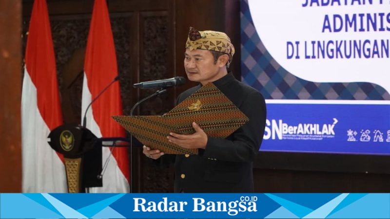 Bupati Lamongan Yuhronur Efendi saat melantik 34 pejabat di Pendopo Lokatantra. (Foto Dok Ho/RadarBangsa.co.id – Selasa, 5 Mei 2026)