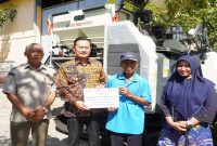 Bupati Lamongan menyerahkan bantuan combine harvester kepada tiga kelompok tani di Lamongan, Kamis (7/5/2026). (Foto Dok Ho/RadarBangsa.co.id)