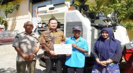 Bupati Lamongan menyerahkan bantuan combine harvester kepada tiga kelompok tani di Lamongan, Kamis (7/5/2026). (Foto Dok Ho/RadarBangsa.co.id)