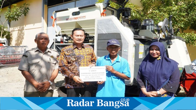 Bupati Lamongan menyerahkan bantuan combine harvester kepada tiga kelompok tani di Lamongan, Kamis (7/5/2026). (Foto Dok Ho/RadarBangsa.co.id)