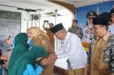Bupati Musi Rawas Ratna Machmud saat melepas 103 jamaah calon haji 2026 di Pendopoan Rumah Dinas Bupati, Selasa (5/5/2026). (Foto Dok Ho/RadarBangsa.co.id)