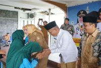 Bupati Musi Rawas Ratna Machmud saat melepas 103 jamaah calon haji 2026 di Pendopoan Rumah Dinas Bupati, Selasa (5/5/2026). (Foto Dok Ho/RadarBangsa.co.id)