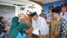 Bupati Musi Rawas Ratna Machmud saat melepas 103 jamaah calon haji 2026 di Pendopoan Rumah Dinas Bupati, Selasa (5/5/2026). (Foto Dok Ho/RadarBangsa.co.id)