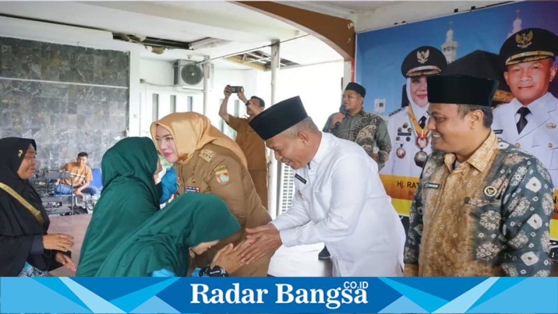 Bupati Musi Rawas Ratna Machmud saat melepas 103 jamaah calon haji 2026 di Pendopoan Rumah Dinas Bupati, Selasa (5/5/2026). (Foto Dok Ho/RadarBangsa.co.id)