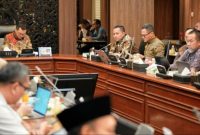 Bupati Pasuruan Rusdi Sutejo memaparkan rencana pembangunan RSUD Purwodadi dalam rapat bersama kementerian dan PT SMI di Jakarta. (Foto Dok Ho/RadarBangsa.co.id)