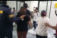 Petugas Satreskrim Polres Pamekasan menunjukkan pelaku pencurian emas lintas provinsi yang ditangkap di Dompu, Nusa Tenggara Barat, Rabu, 20 Mei 2026. (Foto Dok Ho/RadarBangsa.co.id)