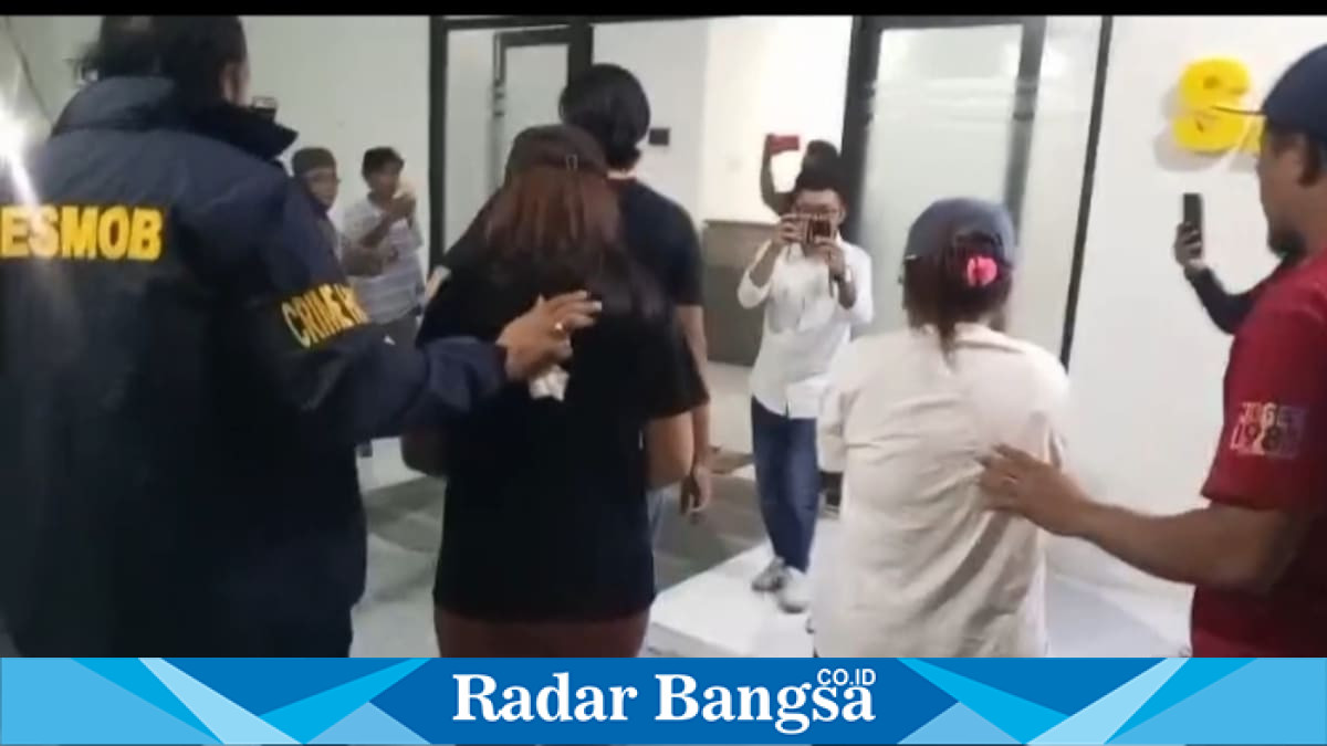 Petugas Satreskrim Polres Pamekasan menunjukkan pelaku pencurian emas lintas provinsi yang ditangkap di Dompu, Nusa Tenggara Barat, Rabu, 20 Mei 2026. (Foto Dok Ho/RadarBangsa.co.id)