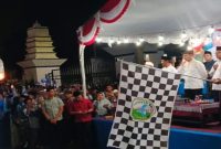 Bupati Sampang Slamet Junaidi melepas keberangkatan CJH Kloter 67 dan 68 di Pendopo Trunojoyo, Jumat (8/5/2026) malam. (Foto Dok Ho/RadarBangsa.co.id)