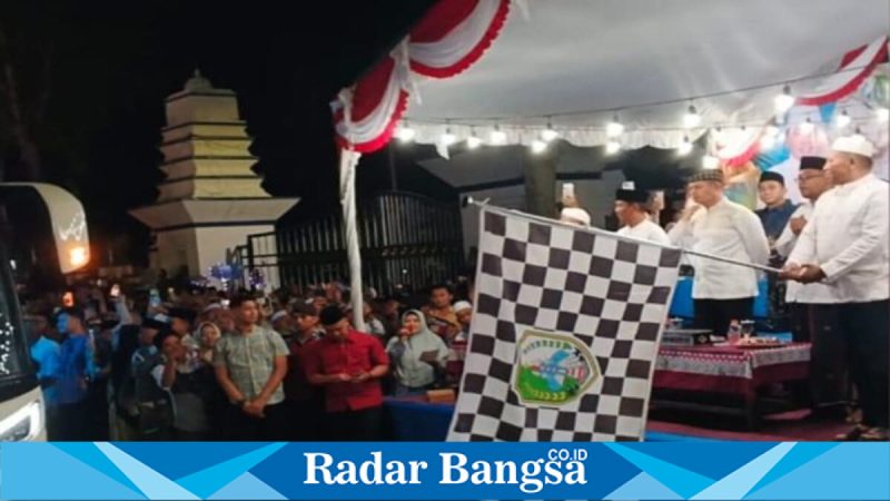 Bupati Sampang Slamet Junaidi melepas keberangkatan CJH Kloter 67 dan 68 di Pendopo Trunojoyo, Jumat (8/5/2026) malam. (Foto Dok Ho/RadarBangsa.co.id)