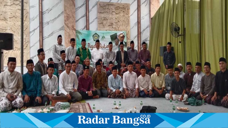 Kapten (Purn) H. Suherman, S.M. bersama Gus Salam dan jajaran ulama dalam acara Ngaji Rutin serta pelantikan IKAPPMAM Lamongan, Minggu, 17 Mei 2026. (Foto Dok Ho/RadarBangsa.co.id)