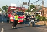 Personel Polsek Tikung melakukan pengaturan lalu lintas dan membantu warga menyeberang di Simpang Tiga , Kamis, 21 Mei 2026. (Foto Dok Ho/RadarBangsa.co.id)