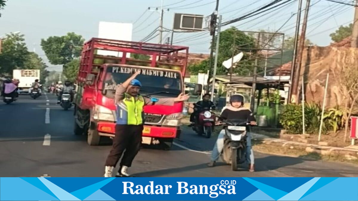 Personel Polsek Tikung melakukan pengaturan lalu lintas dan membantu warga menyeberang di Simpang Tiga , Kamis, 21 Mei 2026. (Foto Dok Ho/RadarBangsa.co.id)