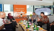 Anggota DPD RI Lia Istifhama memberikan motivasi kepada mahasiswa Politeknik Semen Indonesia (Polteksi) di Gresik, Senin (5/5/2026). (Foto Dok Ho/RadarBangsa.co.id)