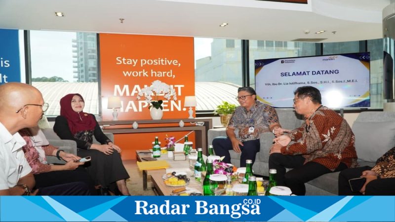 Anggota DPD RI Lia Istifhama saat melakukan kunjungan kerja ke Bank Mandiri Regional VIII Jawa Timur di Surabaya, Senin (5/5/2026). (Foto Dok Ho/RadarBangsa.co.id)