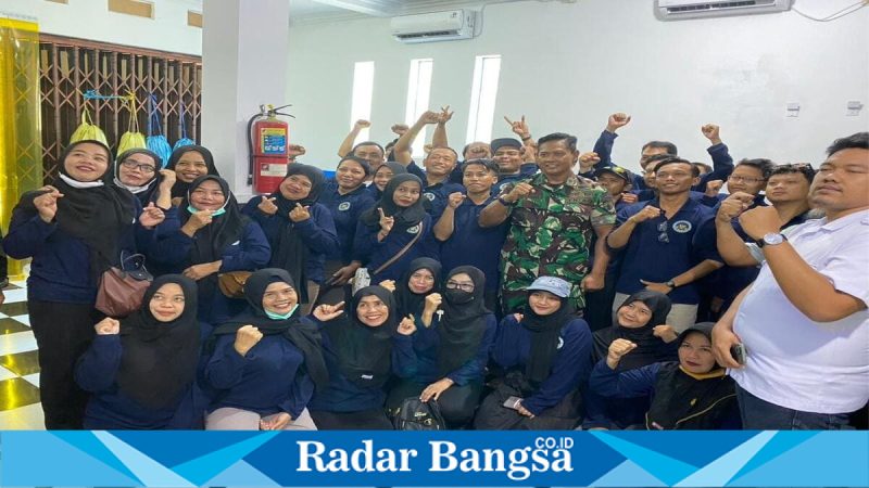 Danramil dan Babinsa saat memberikan penyuluhan kepada relawan SPPG Bluru Kidul 04, Senin (4/5/2026). (Foto Dok Ho/RadarBangsa.co.id)