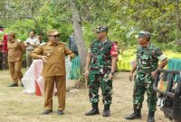 Danrem 084/Bhaskara Jaya Brigjen TNI Kohir bersama Dandim 0826/Pamekasan saat meninjau lokasi pembangunan YTP dan BTP di Desa Larangan Slampar, Tlanakan, Senin, 19 Mei 2026. (Foto Dok Ho/RadarBangsa.co.id)