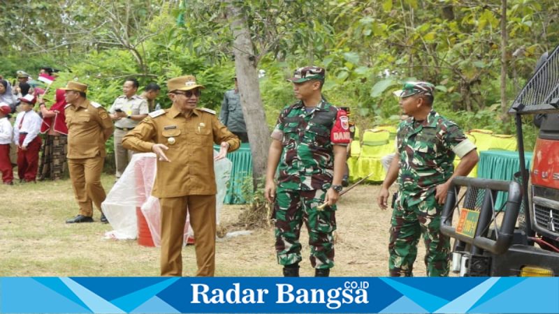 Danrem 084/Bhaskara Jaya Brigjen TNI Kohir bersama Dandim 0826/Pamekasan saat meninjau lokasi pembangunan YTP dan BTP di Desa Larangan Slampar, Tlanakan, Senin, 19 Mei 2026. (Foto Dok Ho/RadarBangsa.co.id)