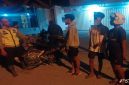 Petugas Polsek Deket saat mengamankan pelaku balap liar di depan SPBU Dinoyo, Sabtu (9/5/2026). (Foto Dok Ho/RadarBangsa.co.id)