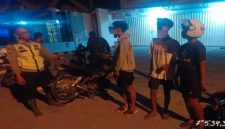 Petugas Polsek Deket saat mengamankan pelaku balap liar di depan SPBU Dinoyo, Sabtu (9/5/2026). (Foto Dok Ho/RadarBangsa.co.id)