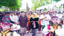 Gubernur Jawa Timur Khofifah Indar Parawansa menghadiri Dharma Shanti Nyepi 1948 di Pura Segara Kenjeran Surabaya, Minggu (3/5/2026). (Foto Dok Ho/RadarBangsa.co.id)