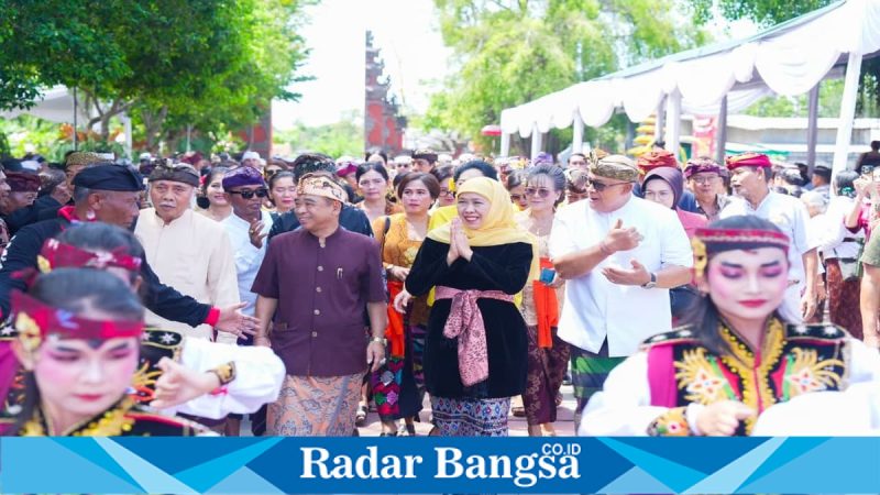 Gubernur Jawa Timur Khofifah Indar Parawansa menghadiri Dharma Shanti Nyepi 1948 di Pura Segara Kenjeran Surabaya, Minggu (3/5/2026). (Foto Dok Ho/RadarBangsa.co.id)