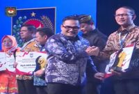 Wali Kota Mataram Mohan Roliskana menerima Creative Finance Award 2026 di Ballroom Merumatta Senggigi, Senin, 19 Mei 2026. (Foto Dok Ho/RadarBangsa.co.id)