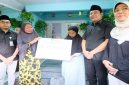 Bupati Sidoarjo Subandi menyerahkan santunan BPJS Ketenagakerjaan kepada keluarga korban kecelakaan kerja dan keluarga Kades Buncitan, Jumat (8/5/2026). (Foto Dok Ho/RadarBangsa.co.id)